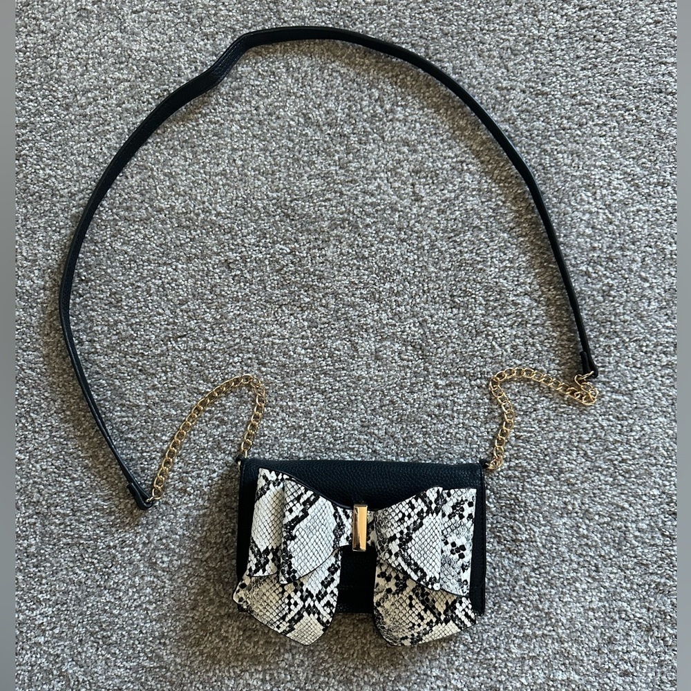 Cute bow crossbody, built in wallet